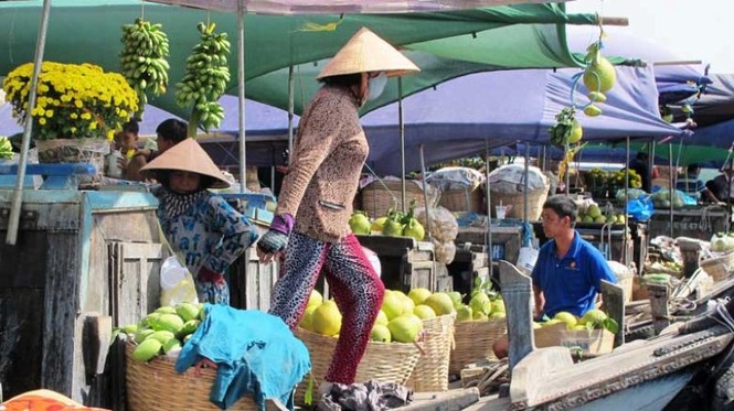 Chợ nổi bán đủ loại hoa quả ngày Tết - ảnh 1